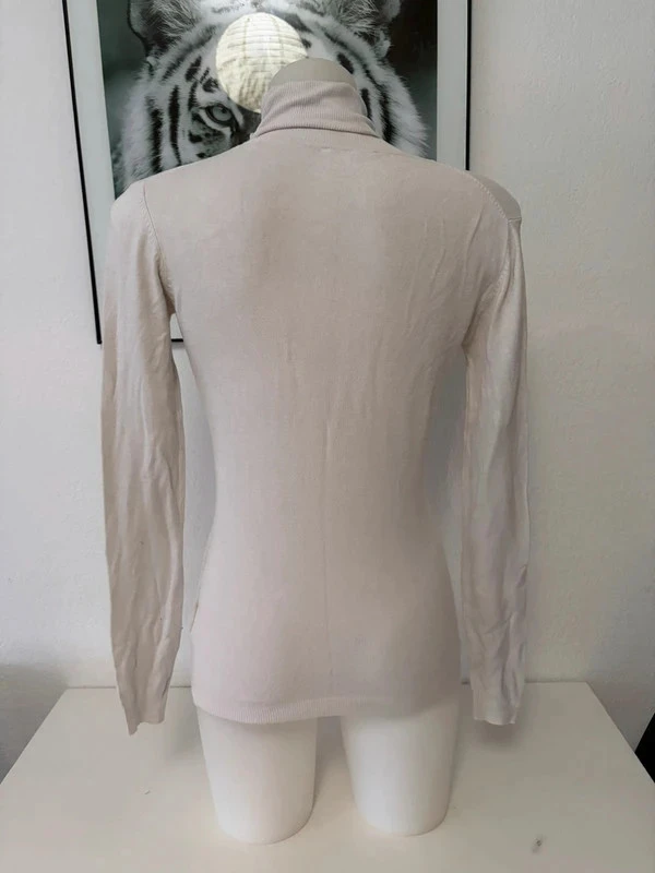 Pull col roulé blanc cassé GUESS avec logo perlé – Taille S – photo 5